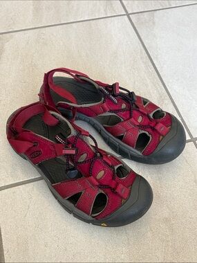 Keen Sandals Size 7 Women’s in Red Burgundy Colour